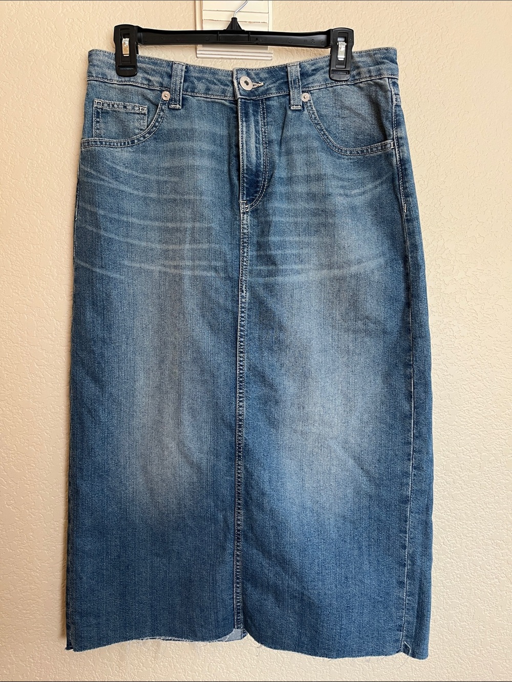 🆕 H & M frayed hem denim skirt